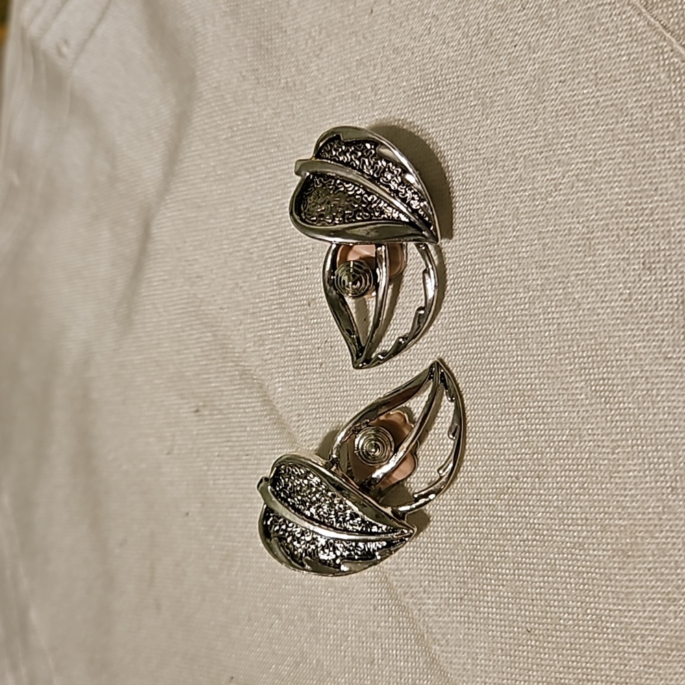 Vintage Silver Tone Signed Sarah Coventry Dual Leaf Clip On Earrings